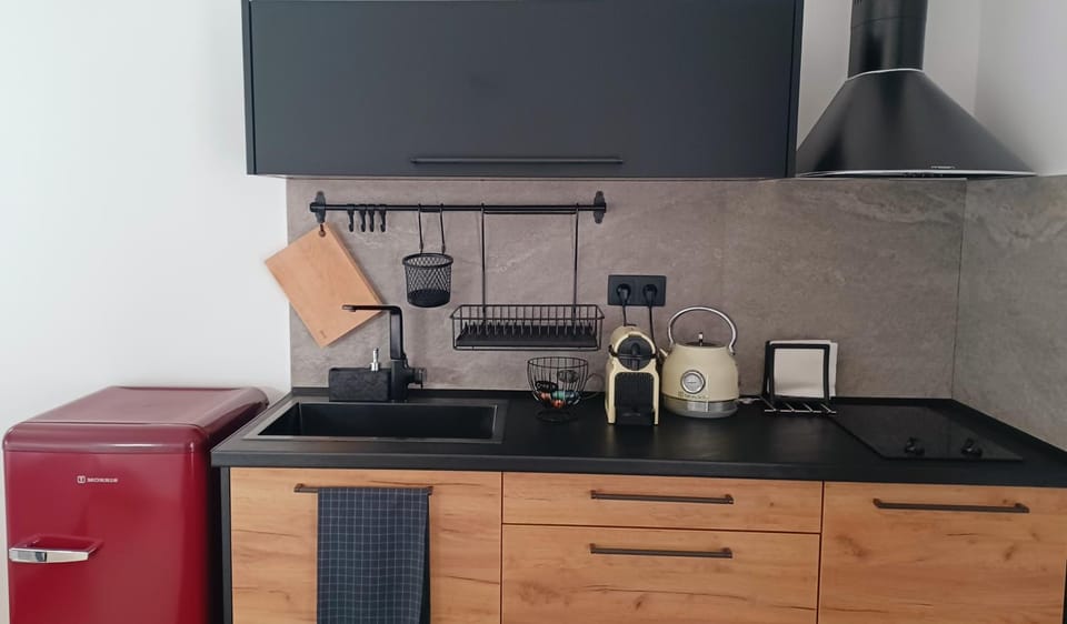 Coffee/tea facilities, Kitchen or kitchenette, stove