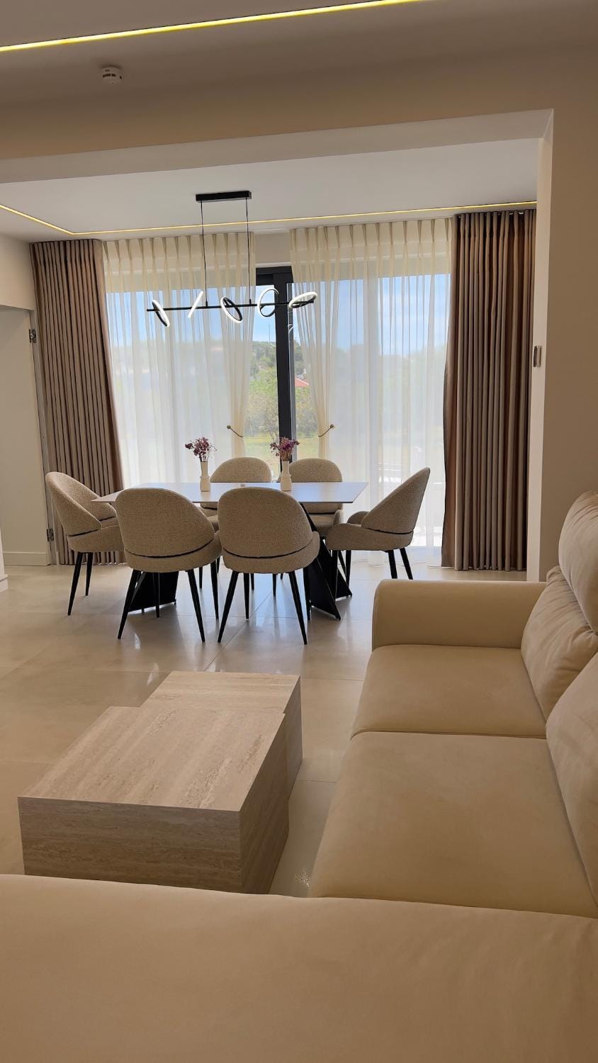 Living room, Seating area, Dining area, Mountain view