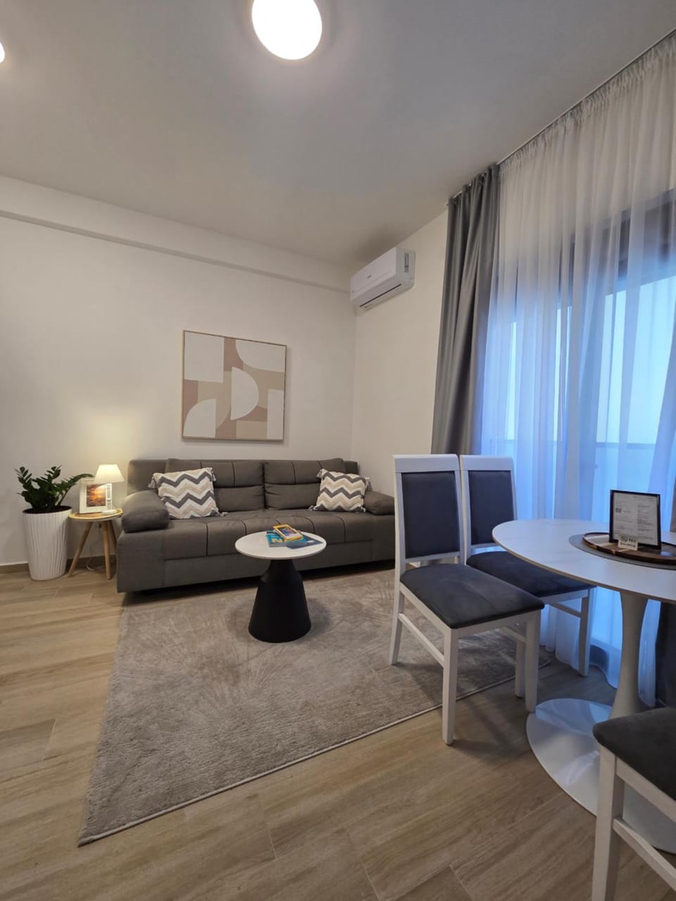 TV and multimedia, Seating area, air conditioner