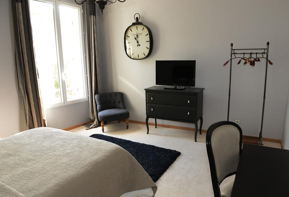 Bed, TV and multimedia, Bedroom