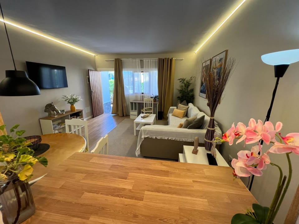 TV and multimedia, Living room, Seating area, Dining area