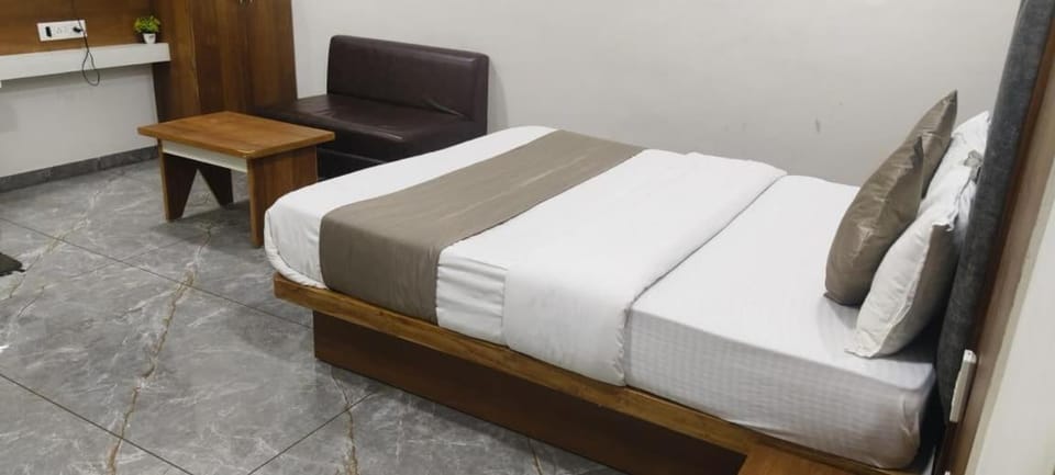 Bed, TV and multimedia, Bedroom