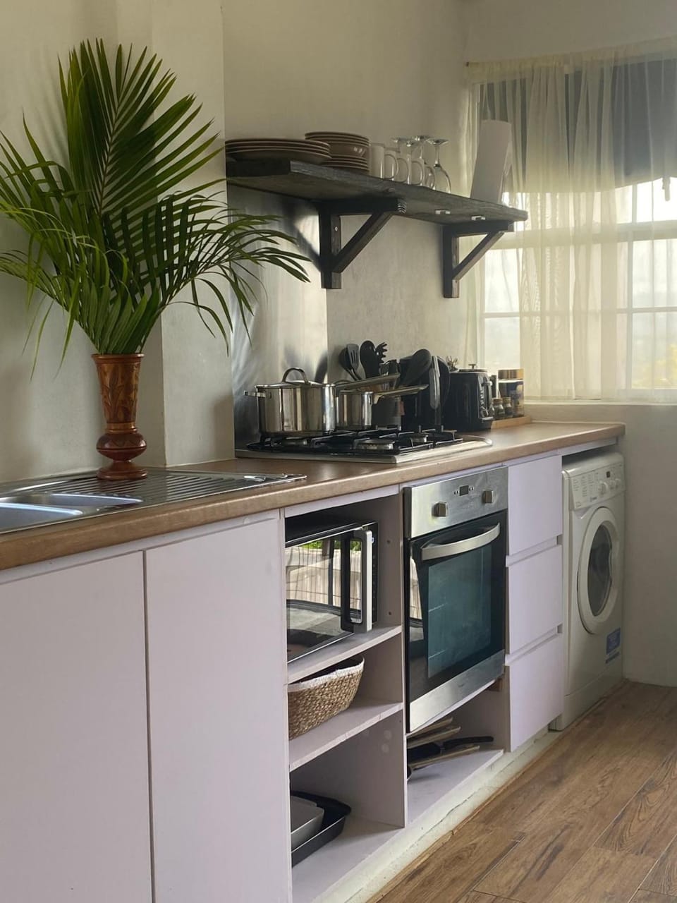 Coffee/tea facilities, Kitchen or kitchenette, oven, stove, toaster, washing machine