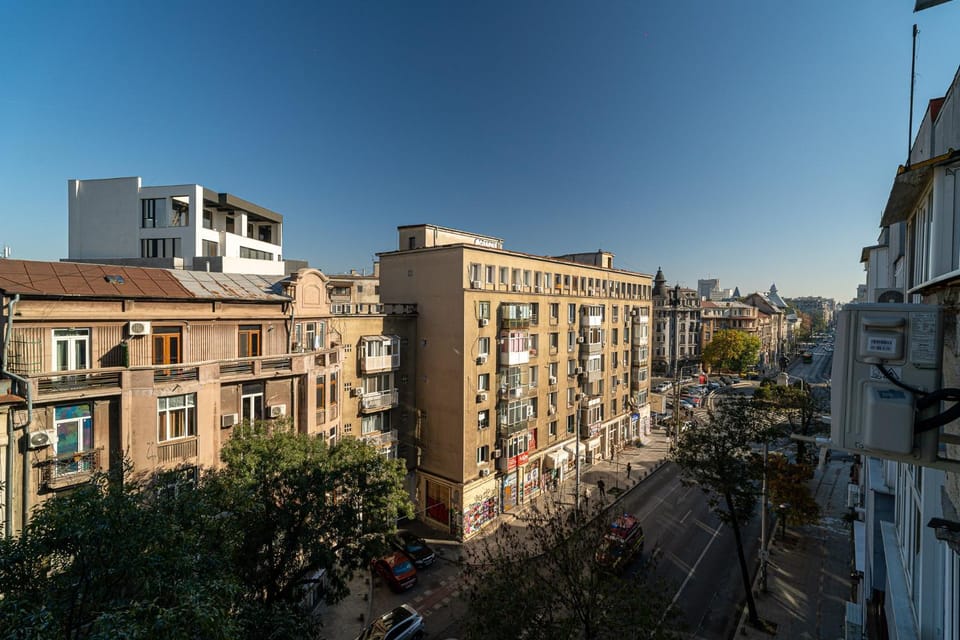 Property building, Day, City view, Location