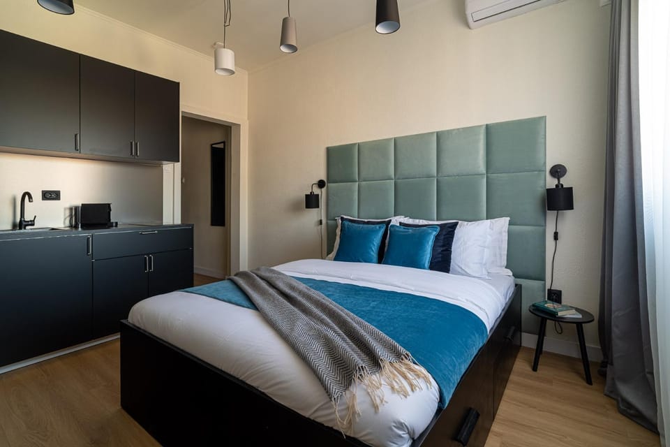Bed, Kitchen or kitchenette, Bedroom