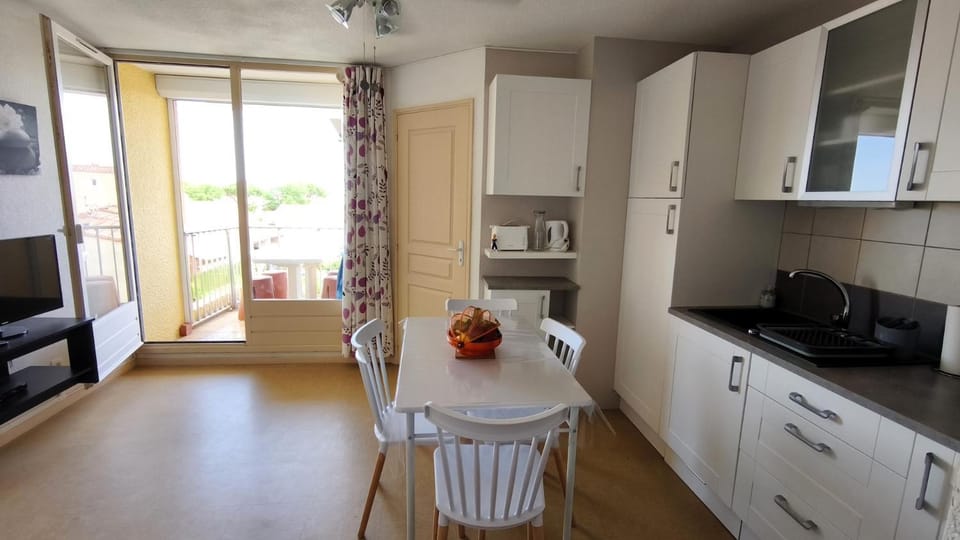 Kitchen or kitchenette, Living room, Seating area, Dining area, stove
