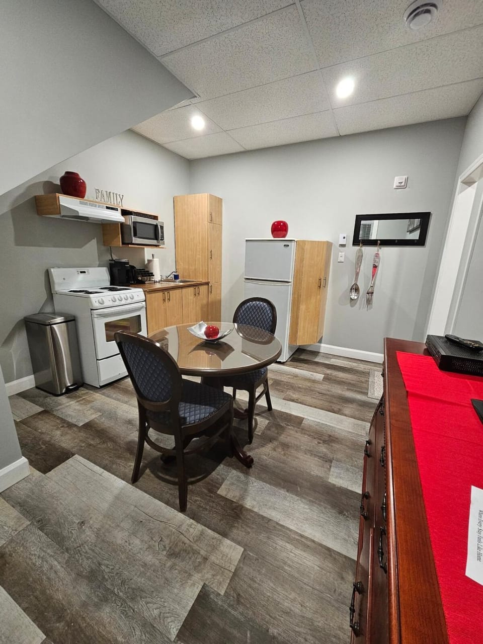 Kitchen or kitchenette, Dining area, oven, stove, toaster