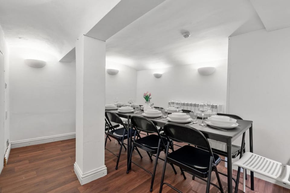 6 BR 4 Bath Central Worcester Sleeps 12 Apartment in Worcester
