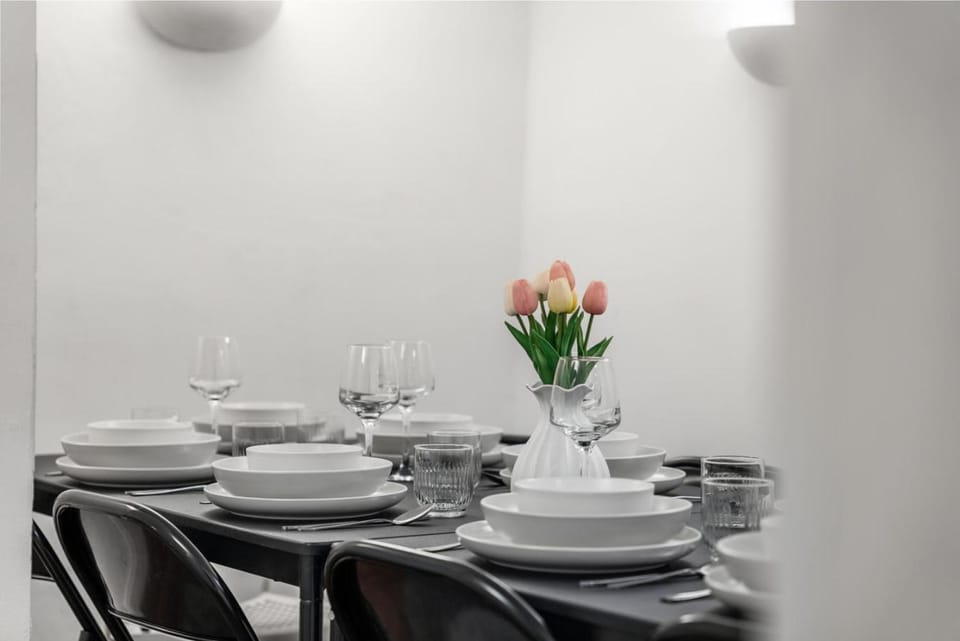 6 BR 4 Bath Central Worcester Sleeps 12 Apartment in Worcester