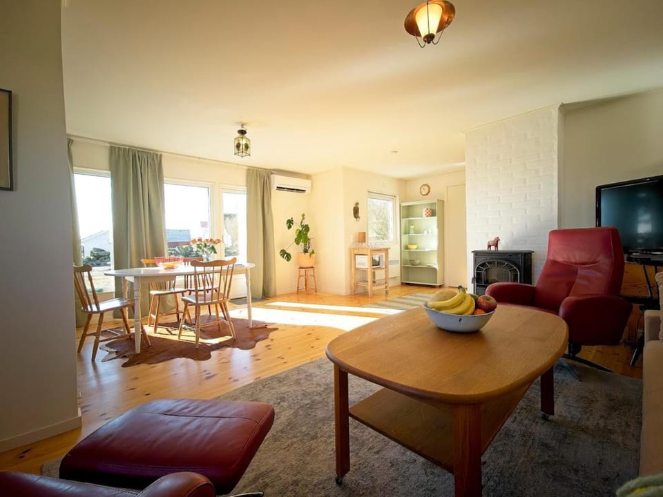 Communal lounge/ TV room, Living room, Seating area, Evening entertainment