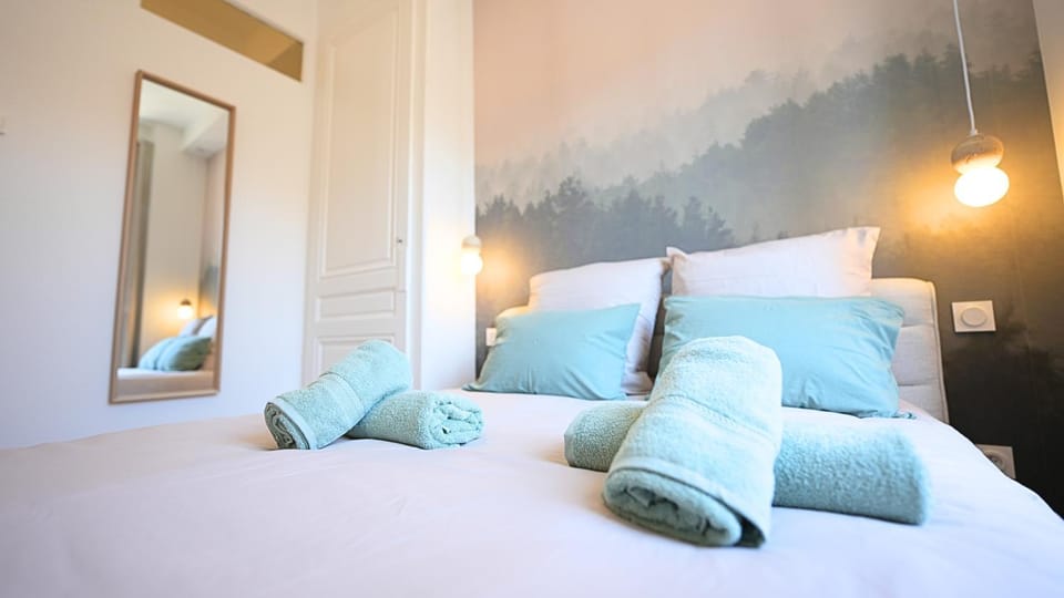 Bed, Photo of the whole room, Bedroom, towels