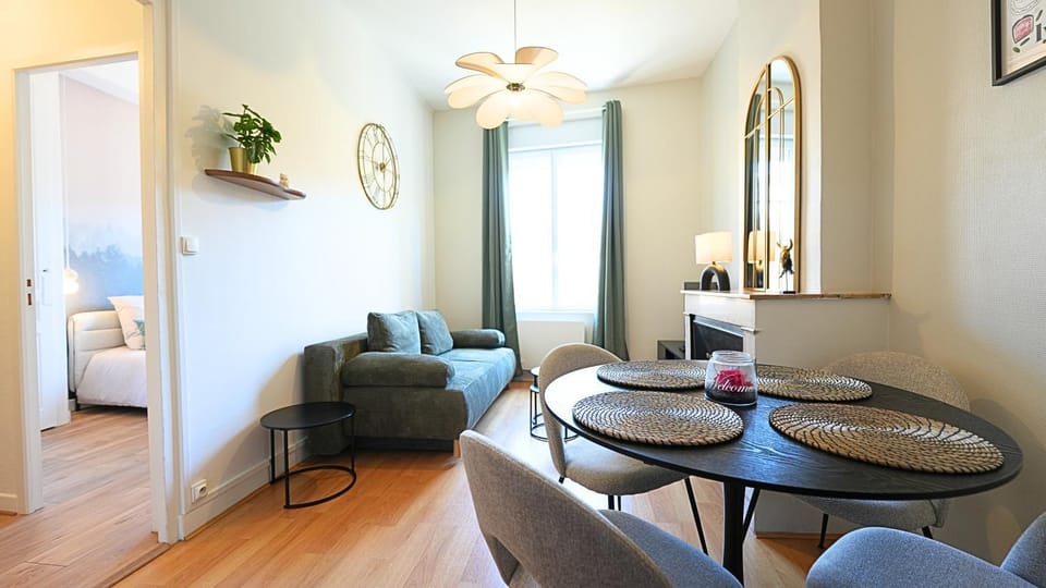 Living room, Seating area, Dining area, Bedroom, fireplace
