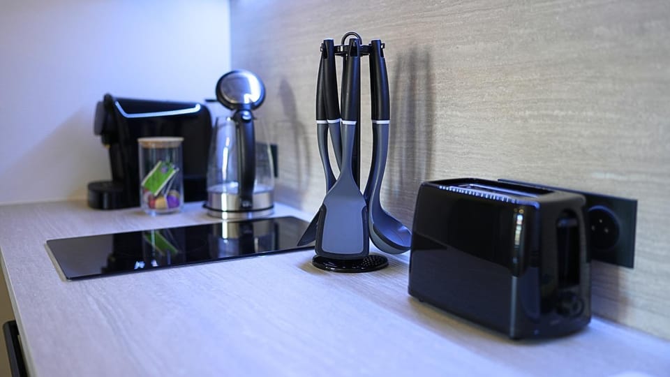 Coffee/tea facilities, Kitchen or kitchenette, stove, toaster