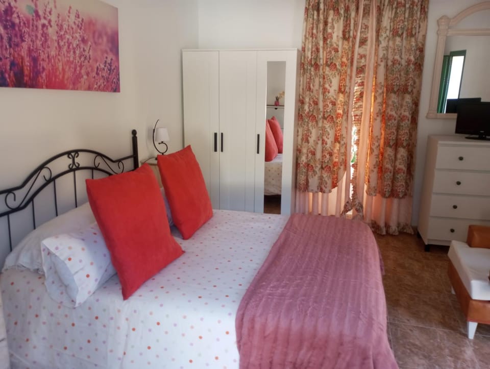 Bed, TV and multimedia, Photo of the whole room, Bedroom, wardrobe