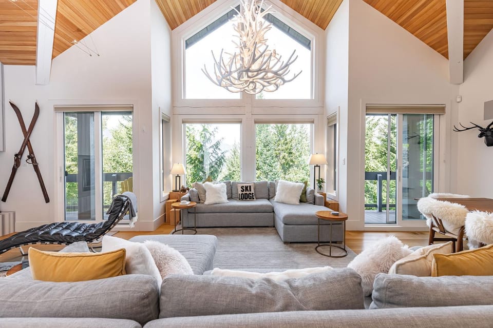 Premium 4-Bedroom Chalet House in Whistler
