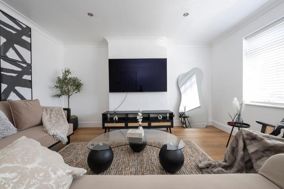 The Romford Oasis - Spacious 4 bedroom escape House in Romford