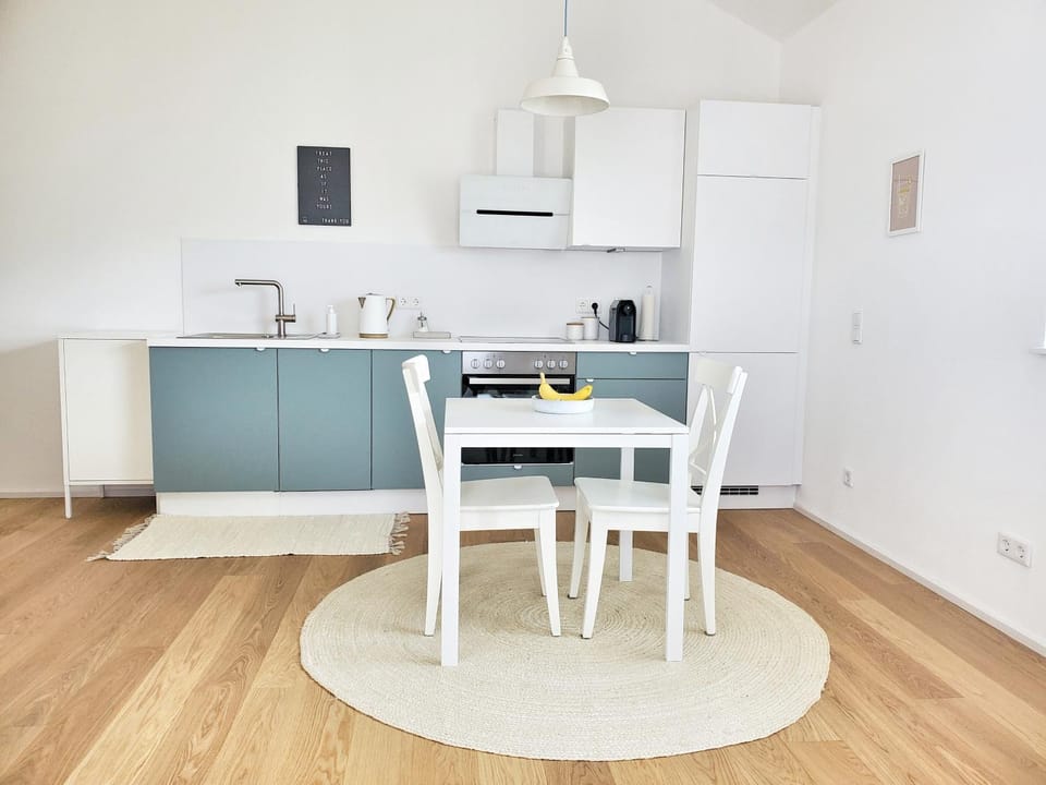 Coffee/tea facilities, Kitchen or kitchenette, Dining area, oven, stove