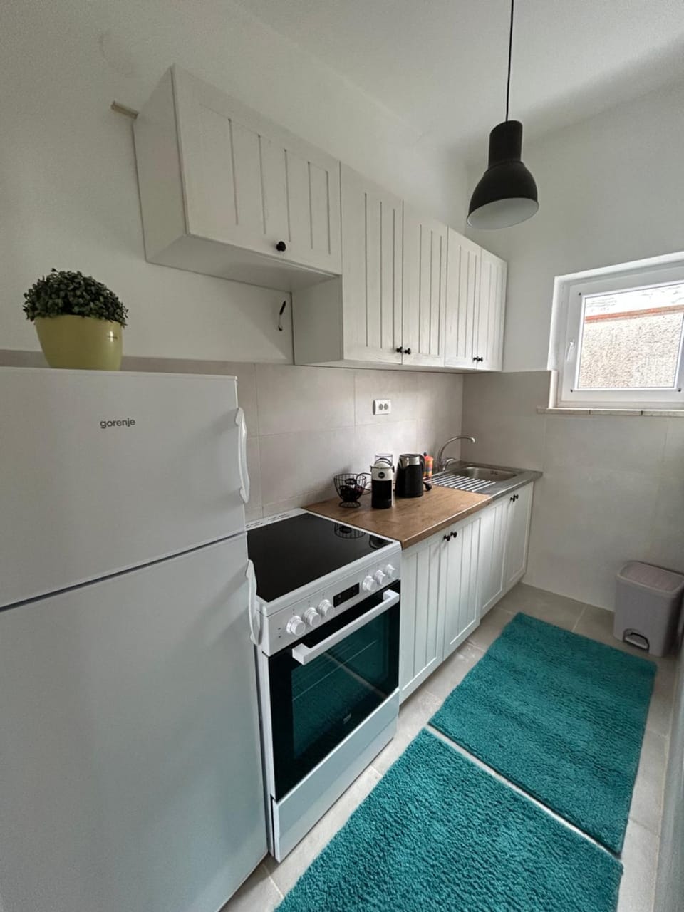 Kitchen or kitchenette, oven