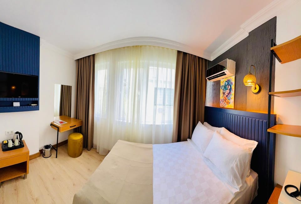 Bed, TV and multimedia, Photo of the whole room, Bedroom