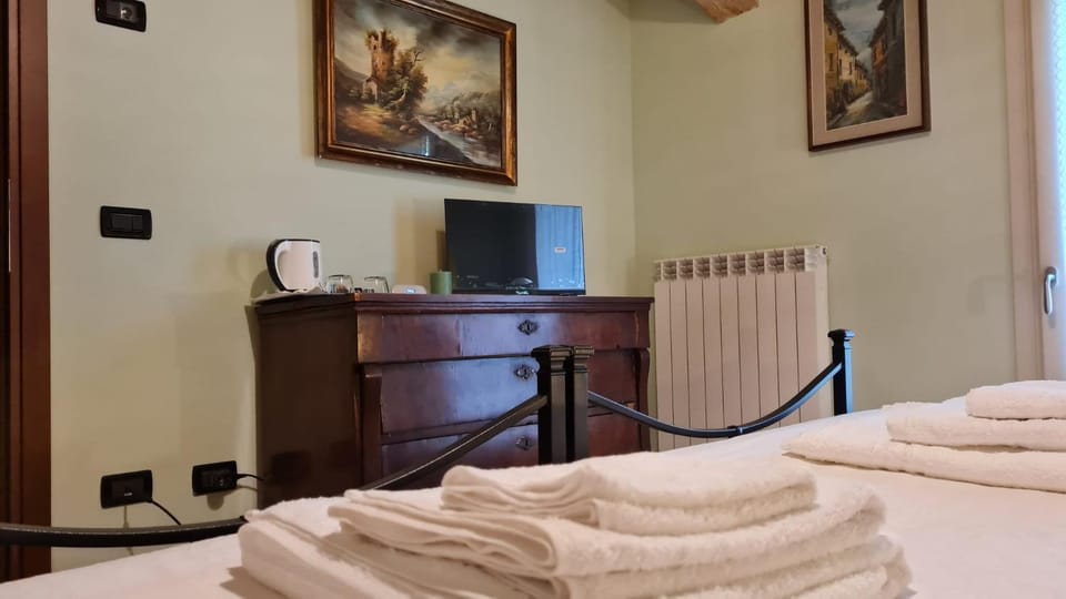 Bed, TV and multimedia, Bedroom, towels