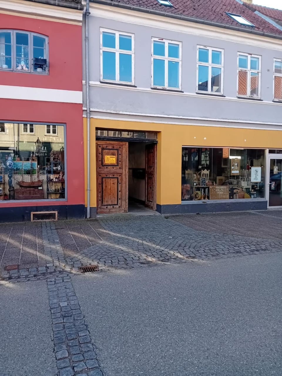 Property building, Day, Neighbourhood, Location