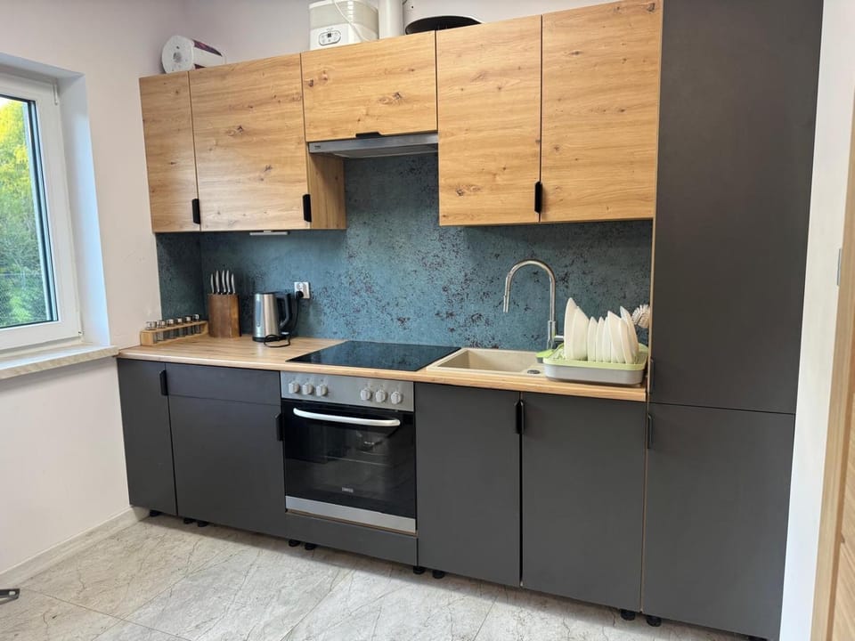 Coffee/tea facilities, Kitchen or kitchenette, stove