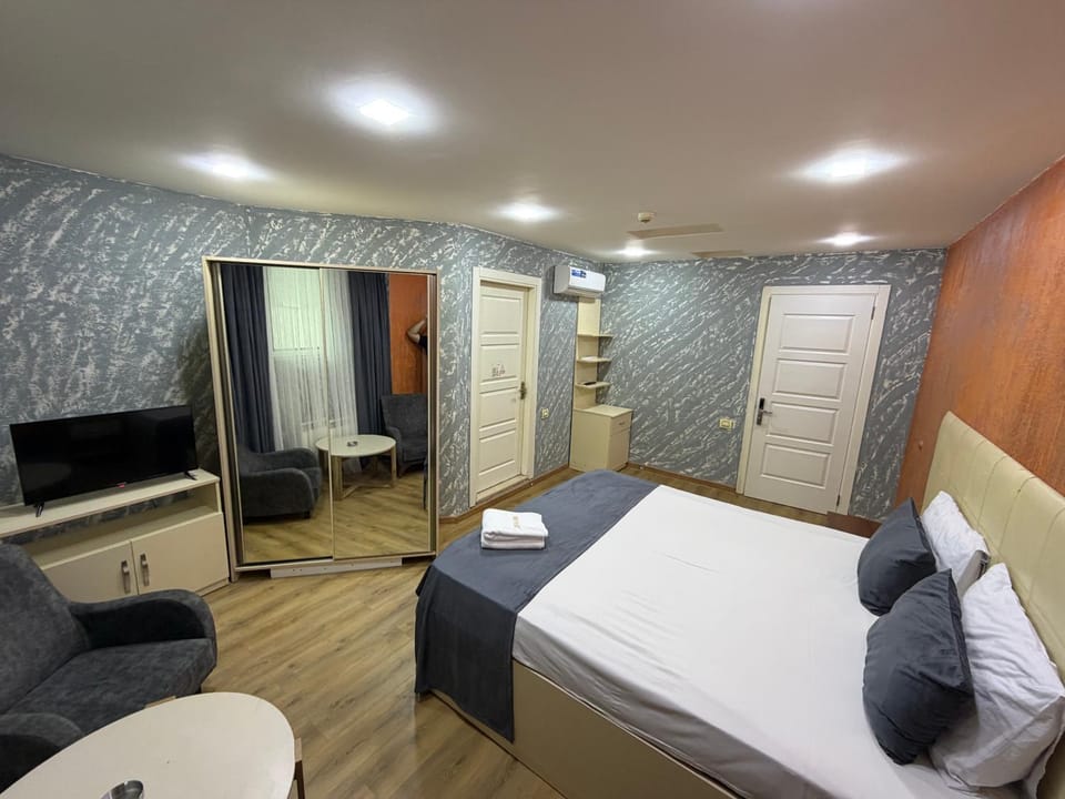 Communal lounge/ TV room, Bed, TV and multimedia, Living room, Photo of the whole room, Seating area, Evening entertainment, Bedroom, wardrobe