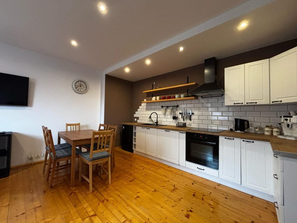 TV and multimedia, Kitchen or kitchenette, Dining area, dishwasher, oven, stove, toaster