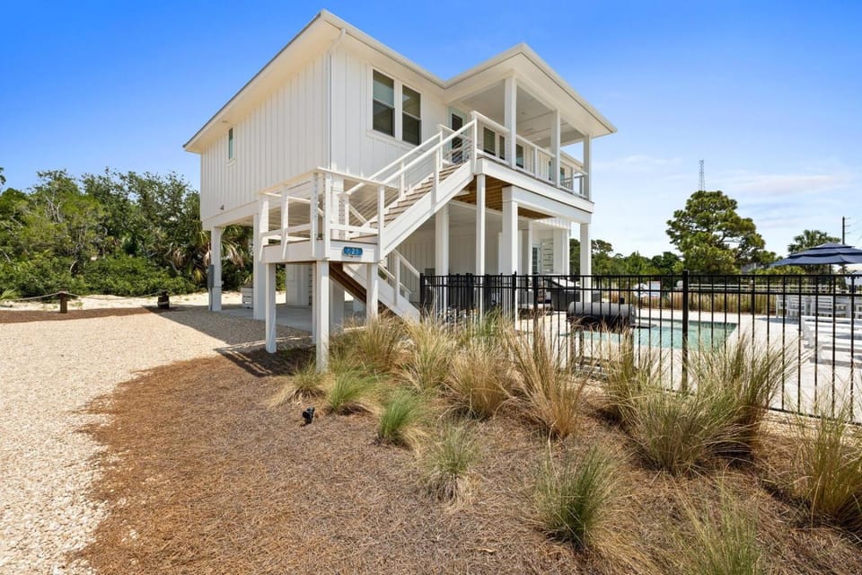 The Quarterdeck-4BR-Private Pool-Hot Tub House in Saint George Island