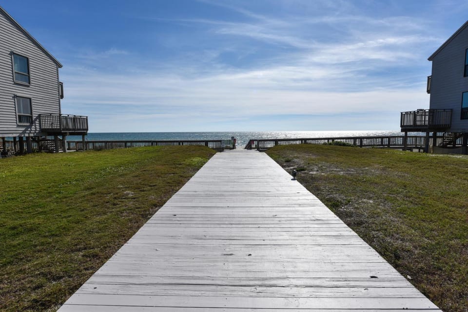 J-5, Sully and the Seagull-1 BR townhome-community pool House in Saint George Island