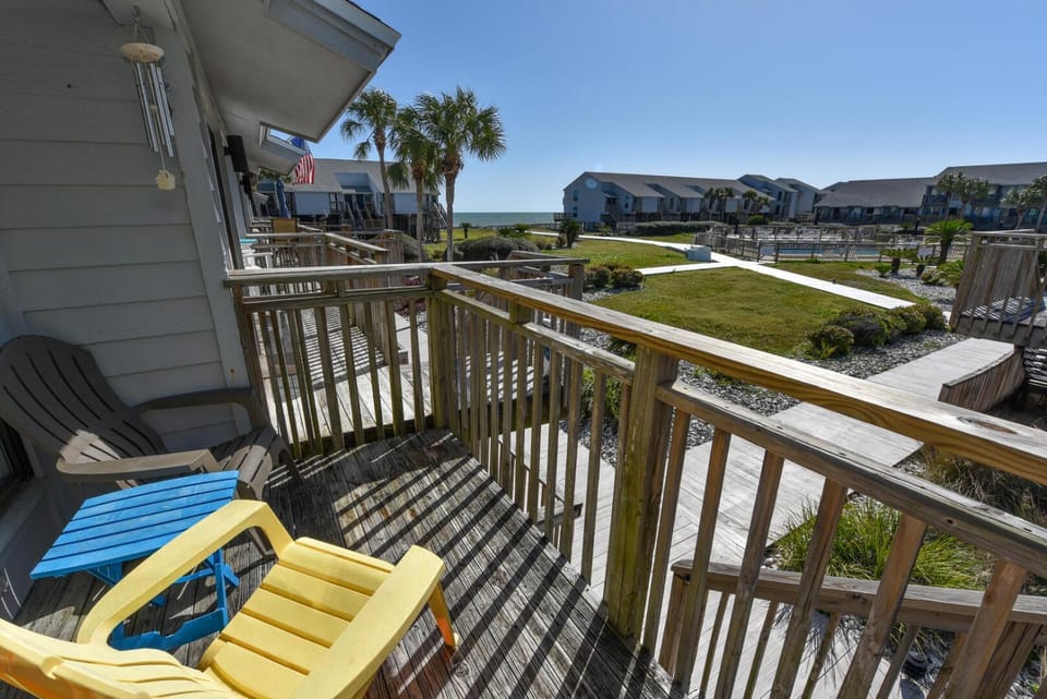 J-5, Sully and the Seagull-1 BR townhome-community pool House in Saint George Island