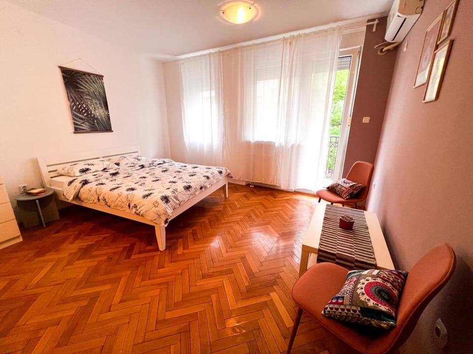 Bed, Seating area