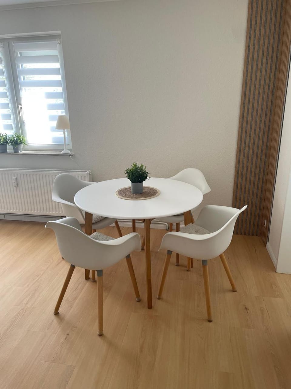 Seating area, Dining area, Food