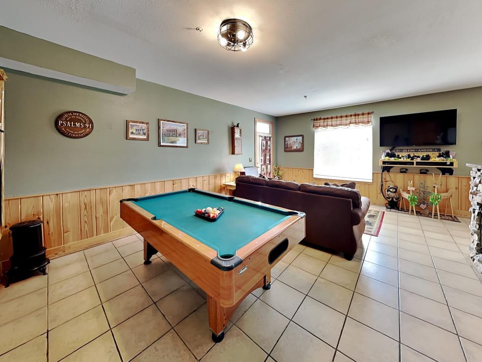 Billiard, Game Room, TV and multimedia, Seating area, furniture