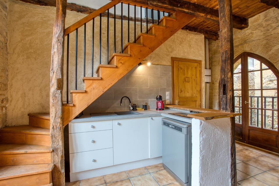 Coffee/tea facilities, Kitchen or kitchenette, dishwasher, stove, toaster