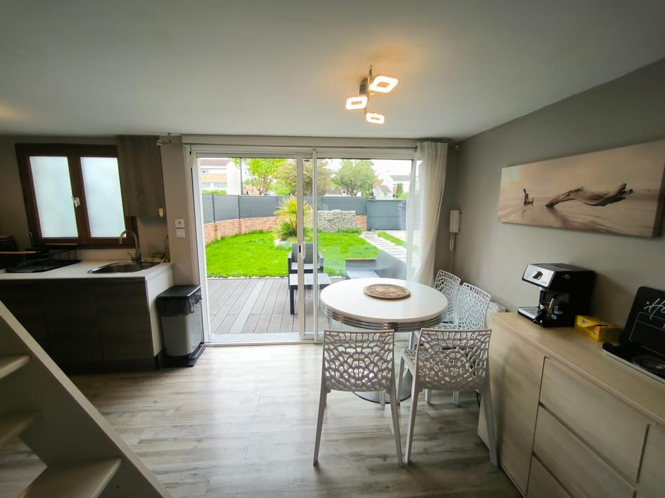 Havre de Paix avec Jardin privatif et Parking gratuit House in Montigny-le-Bretonneux