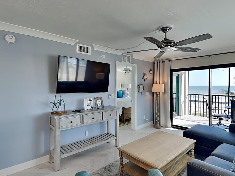 TV and multimedia, Balcony/Terrace, Living room, Seating area, Bedroom, Sea view, furniture, air conditioner
