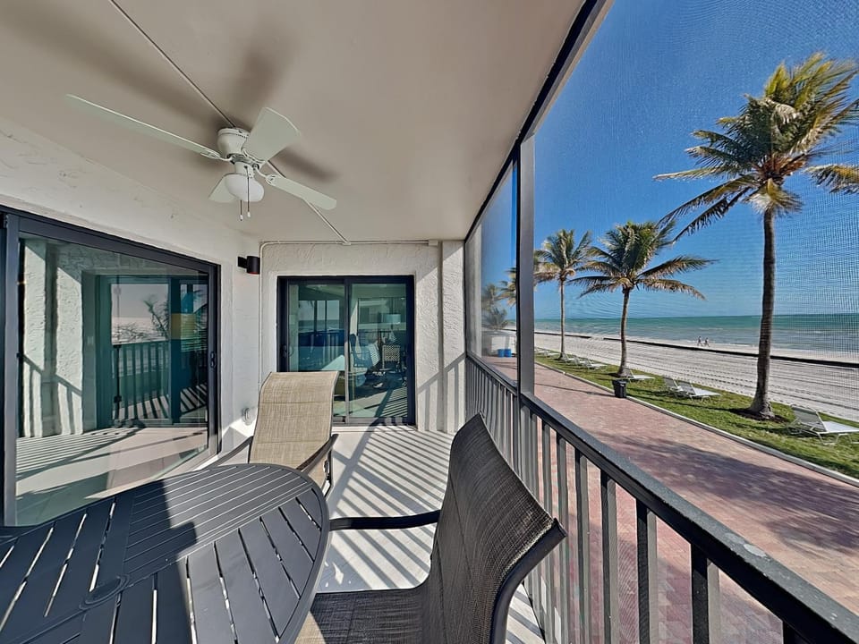 Balcony/Terrace, Seating area, Beach, Sea view
