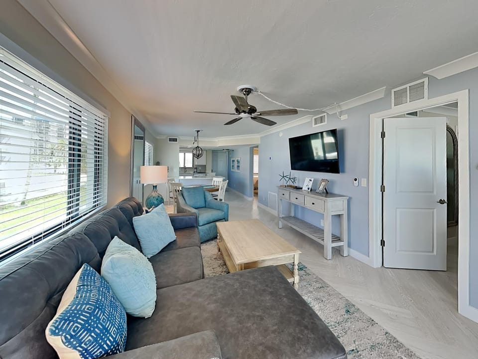 TV and multimedia, Living room, Seating area, furniture, air conditioner