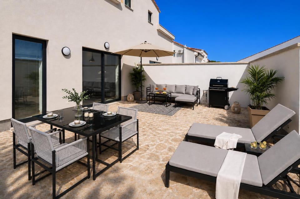 Property building, Patio, BBQ facilities, Garden, Garden, Balcony/Terrace, Balcony/Terrace, Lounge or bar, Seating area, Garden view, Garden view, Sunrise, sunbed