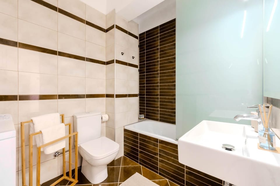 Shower, Toilet, Bathroom, Bath