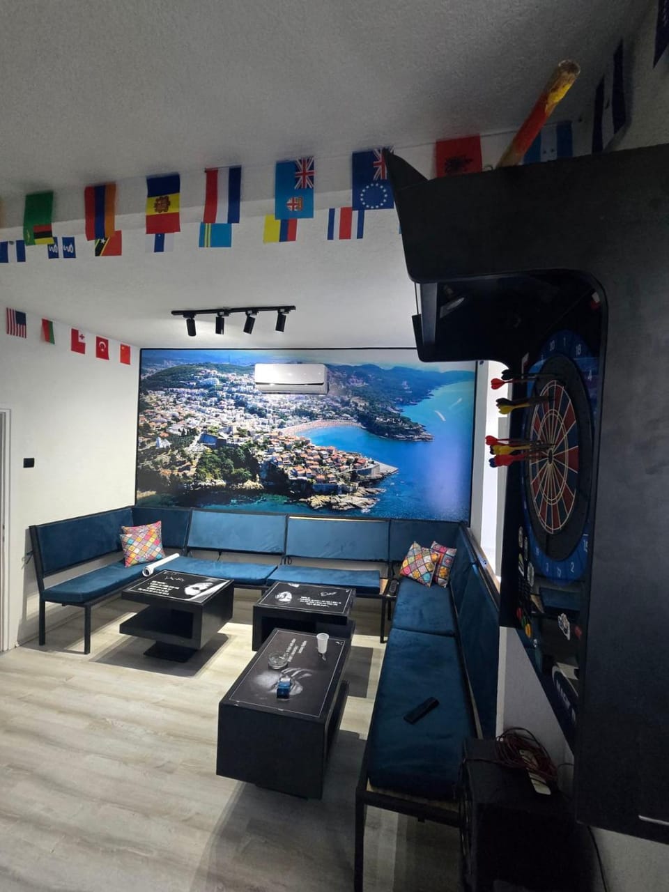 Communal lounge/ TV room, Darts, TV and multimedia, Living room, Seating area, Evening entertainment