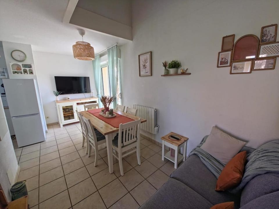 TV and multimedia, Living room, Seating area, Dining area, oven
