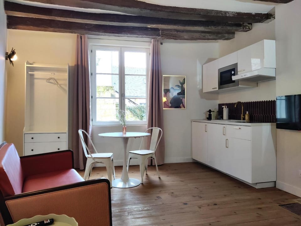 TV and multimedia, Coffee/tea facilities, Kitchen or kitchenette, Dining area, stove, toaster