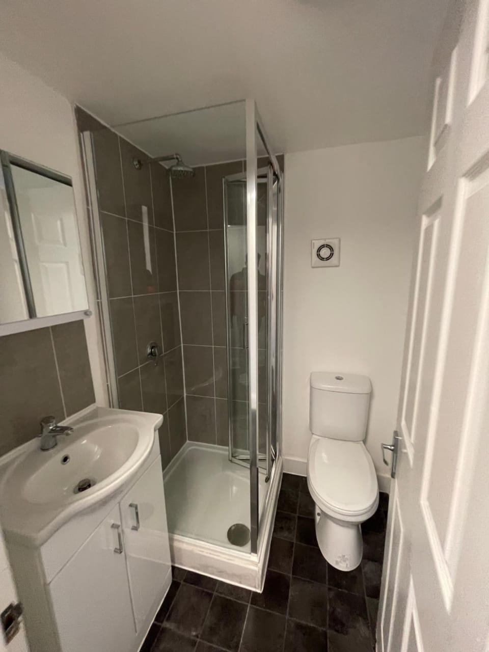 London Holiday Home - 8mins walk from Station Zone 2 Apartment in Scotland