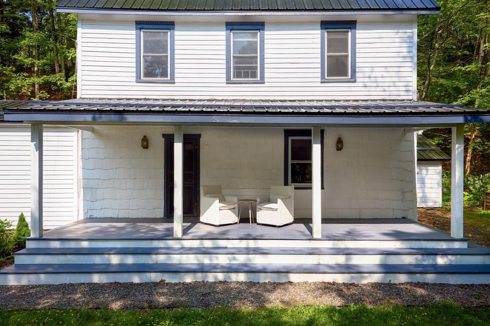 Walk to Vly Creek: Catskills Getaway w/ Porch House in Hudson Valley