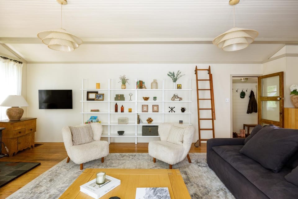 Walk to Vly Creek: Catskills Getaway w/ Porch House in Hudson Valley