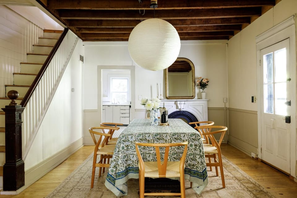 Walk to Vly Creek: Catskills Getaway w/ Porch House in Hudson Valley