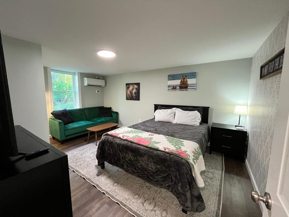 Bed, Photo of the whole room, Bedroom