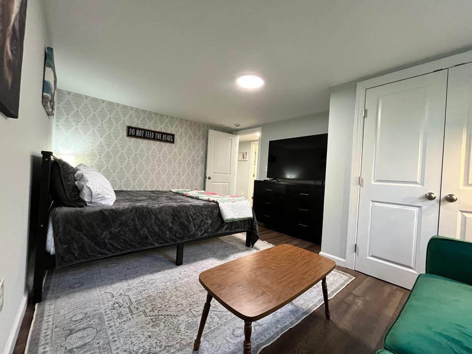 Bed, TV and multimedia, Photo of the whole room, Bedroom, wardrobe